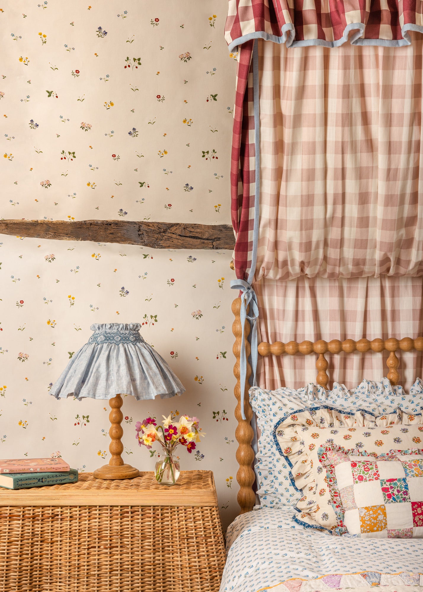 Herbarium Ditsy Wallpaper ~ Ivory