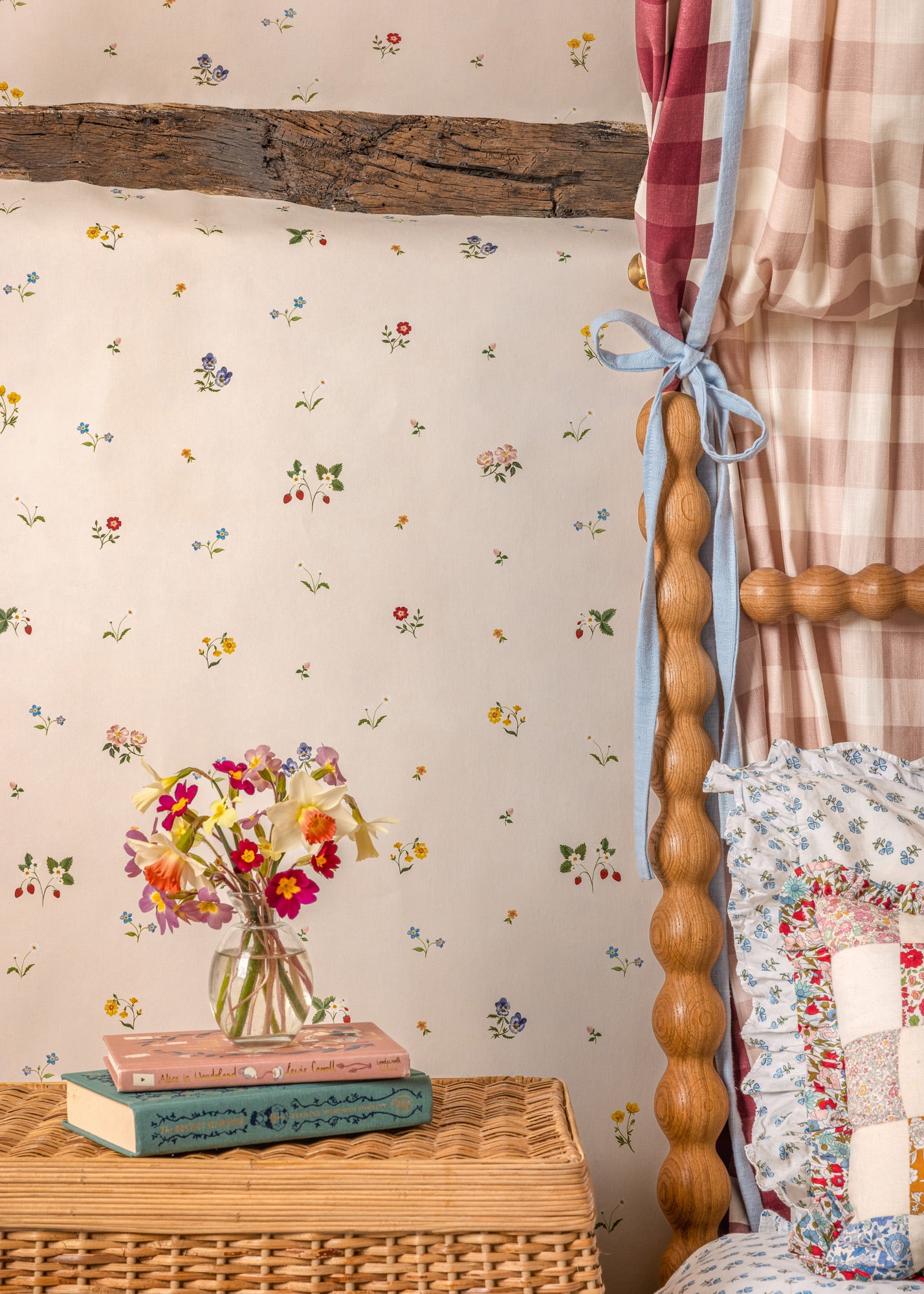 Herbarium Ditsy Wallpaper ~ Ivory