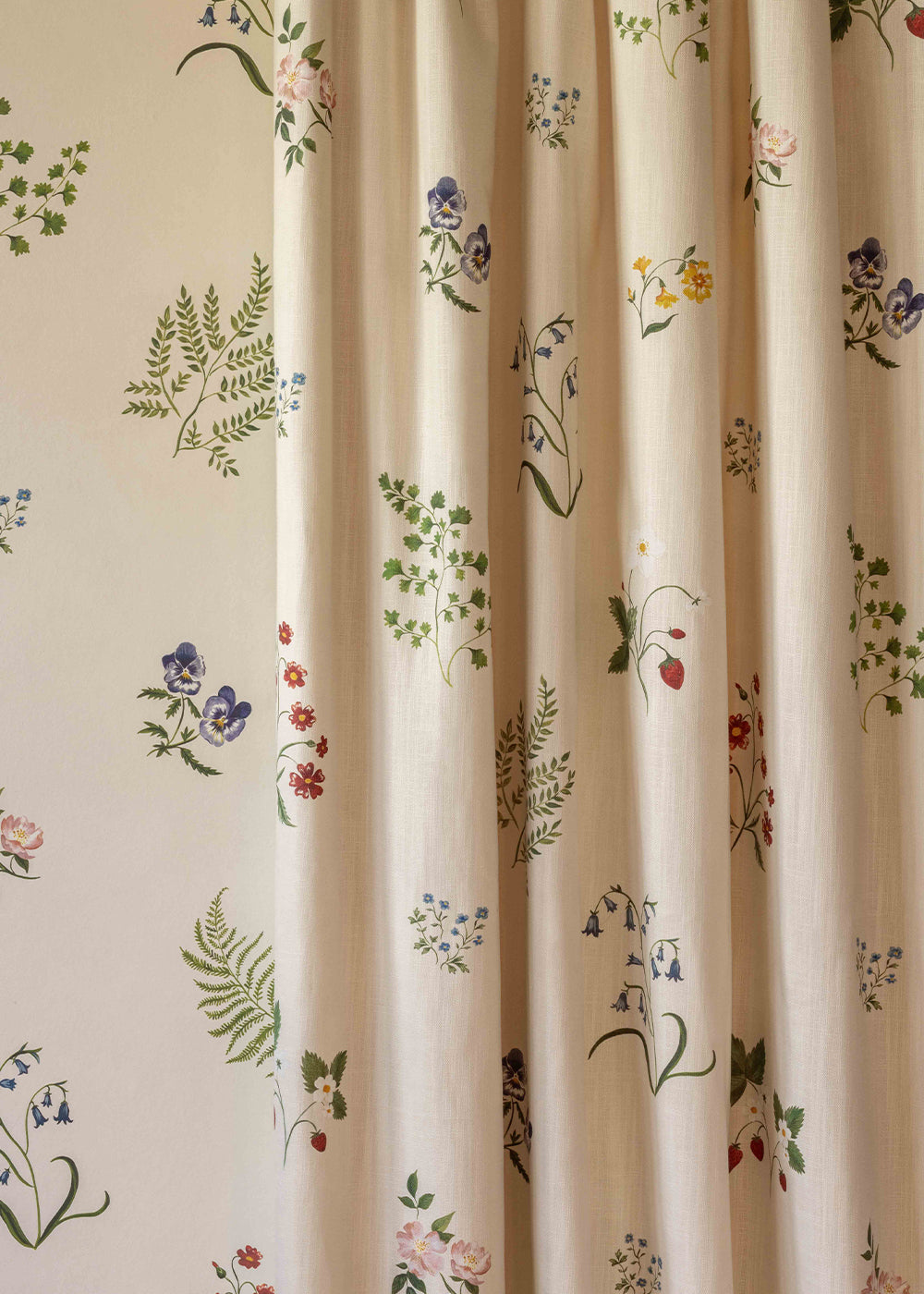 Herbarium Wildflower Fabric ~Ivory