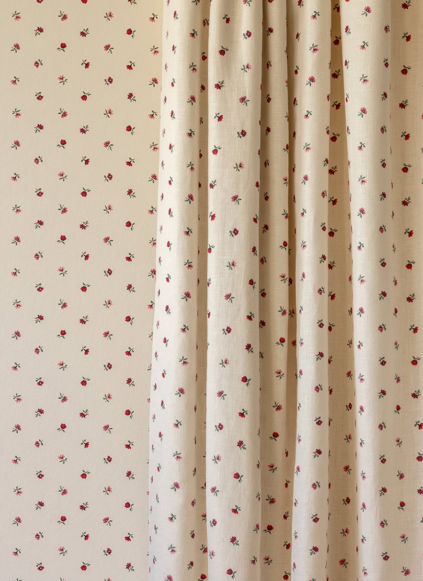 Petites Fleurs Linen Fabric ~ Berry